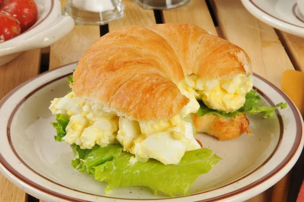 Ei salade sandwich op een croissant — Stockfoto