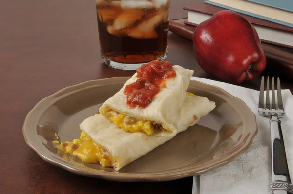 Sosisli yumurta burrito için okul sonrası snack — Stok fotoğraf