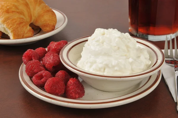 Cottage cheese with raspberries and croissants — Stock Photo, Image