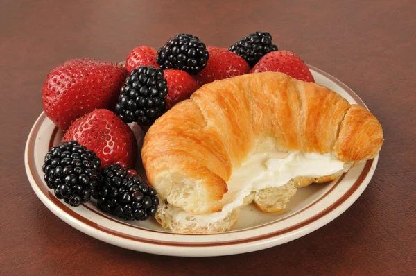 Croissant with strawberries and blackberries — Stock Photo, Image