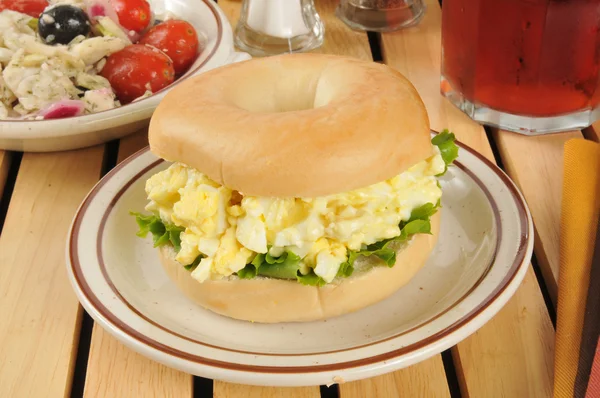 Сэндвич с яичным салатом на бублике — стоковое фото