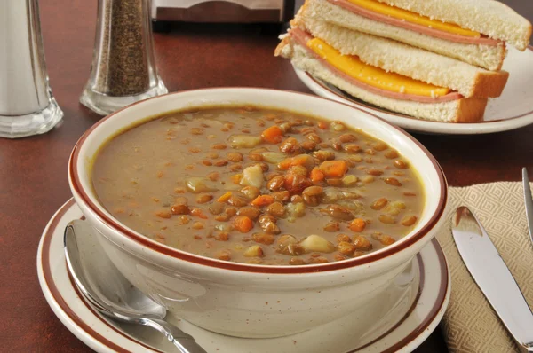 サンドイッチとレンズ豆のスープ — ストック写真