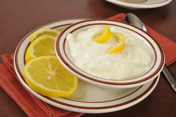 Вкусный лимонный йогурт — стоковое фото