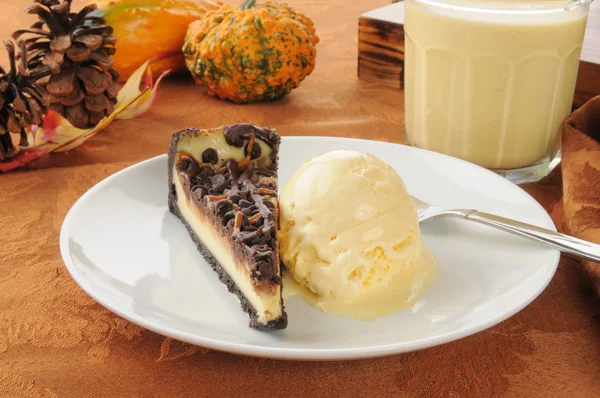 Tarta de queso navideña con ponche de huevo — Foto de Stock