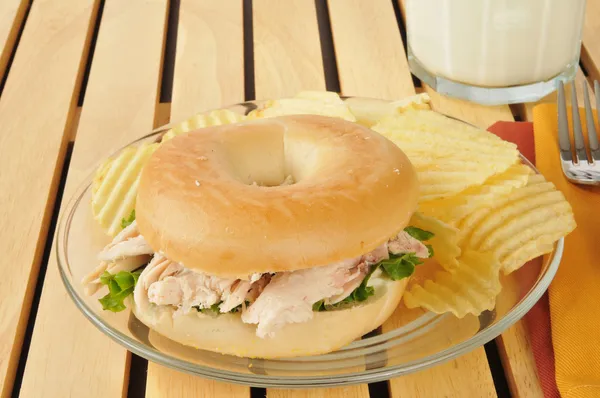 Kip sandwich op een bagel — Stockfoto