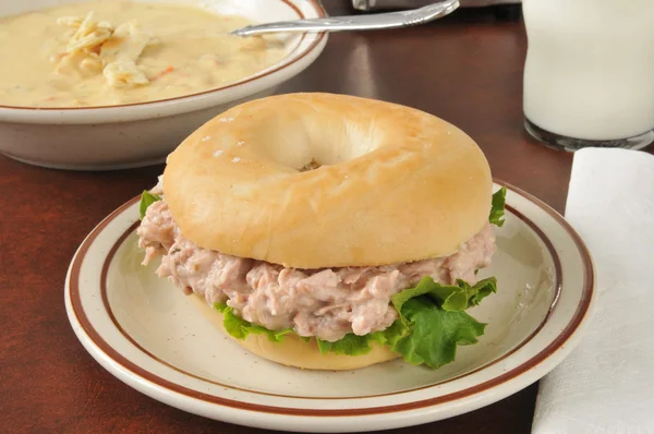 Tonijn sandwich op een bagel met soep — Stockfoto