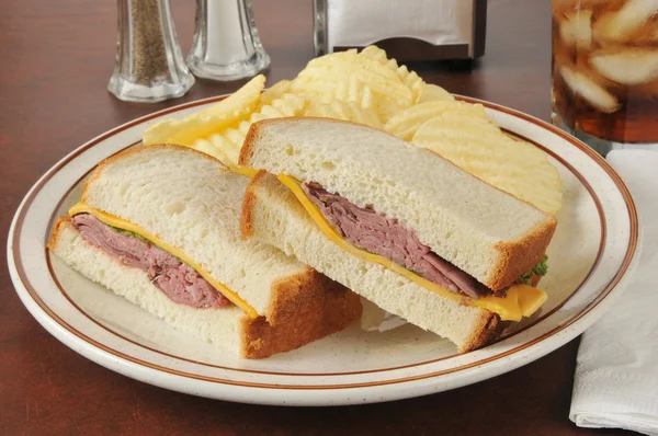 Arrosto di manzo e formaggio cheddar sandwich — Foto Stock