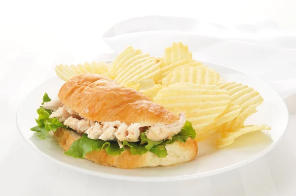 Sandwich de pollo en un croissant — Foto de Stock