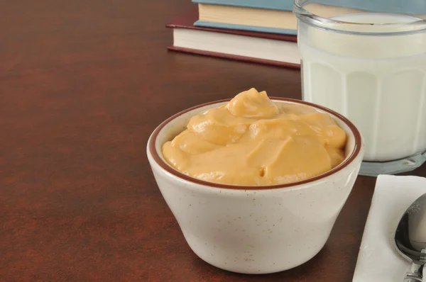 Bowl of butterscotch pudding after school — Stock Photo, Image