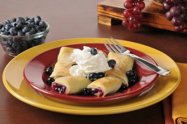 yaban mersini blintzes krem şanti ile