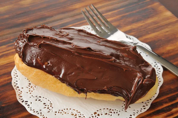 Eclair with chocolate icing — Stock Photo, Image