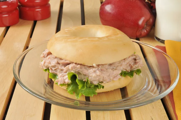 Sandviș de ton pe covrig — Fotografie, imagine de stoc