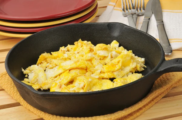 Scrambled eggs in a cast iron skillet — Stock Photo, Image