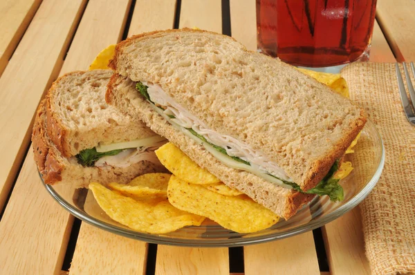 Gesneden Turkije en Zwitserse kaas sandwich — Stockfoto