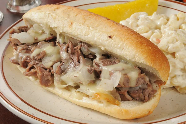 Close-up van een Philly cheese steak sandwich — Stockfoto