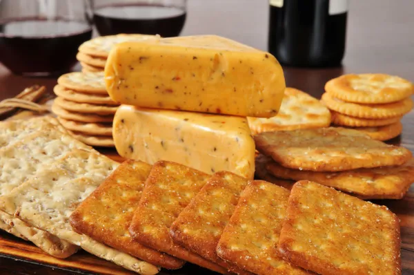 Queso y galletas con vino tinto —  Fotos de Stock