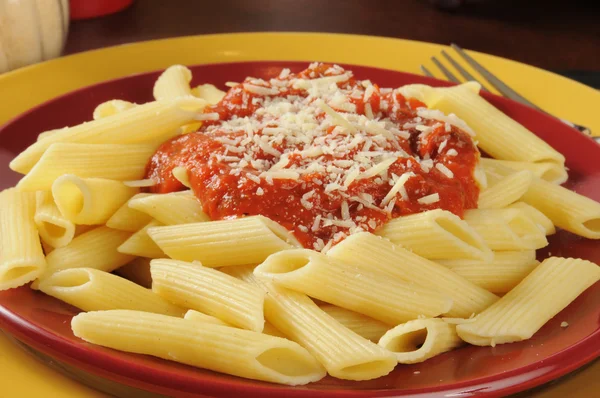 Penne rigate mit Marinara-Sauce — Stockfoto