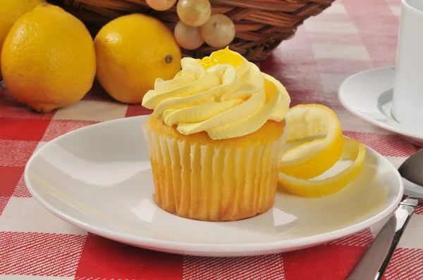 Cupcake giallo con glassa al limone — Foto Stock