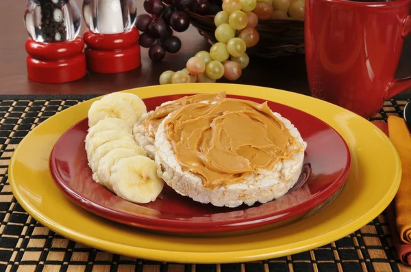 Peanut butter and banana on a rice cake — Stock Photo, Image