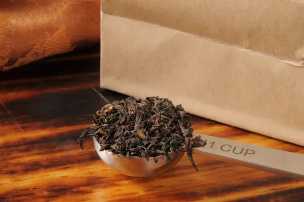 Измерительная ложка черного чая — стоковое фото