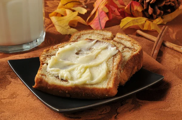 Rotolo di cannella pane con latte — Foto Stock