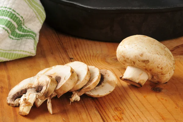 Нарезанные грибы — стоковое фото
