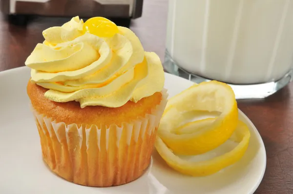 Cupcake with lemon frosting — Stock Photo, Image