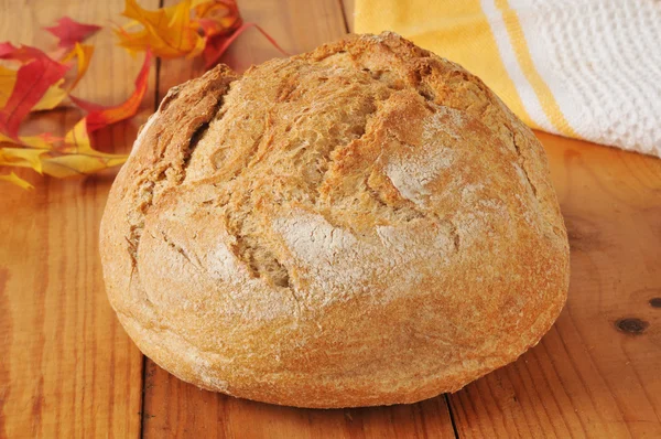 Laib handwerkliches Vollkornbrot — Stockfoto