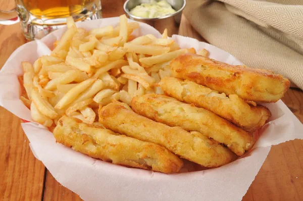 Palitos de peixe e batatas fritas — Fotografia de Stock