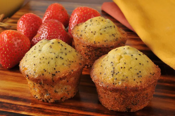 Poppyseed muffins με φράουλες — Φωτογραφία Αρχείου