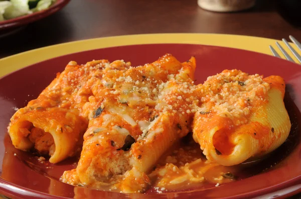 与意大利乳清干酪和番茄汁贝壳意面 — 图库照片