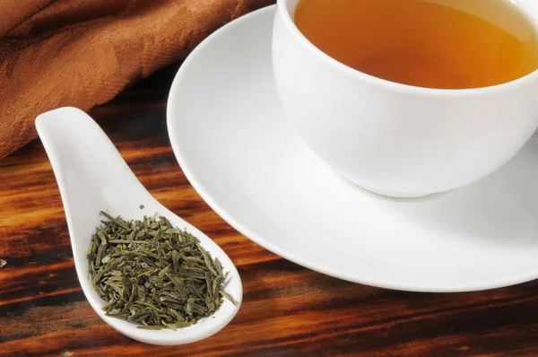 Whole leaf green tea — Stock Photo, Image