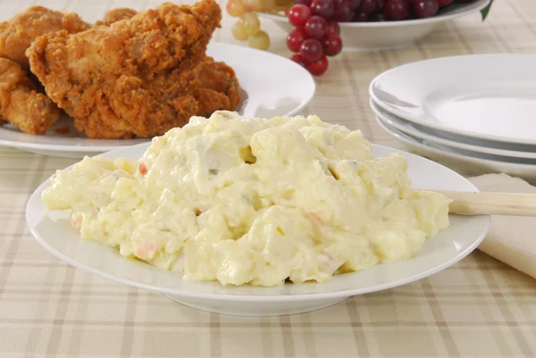 Potato salad and fried chicken — Stock Photo, Image