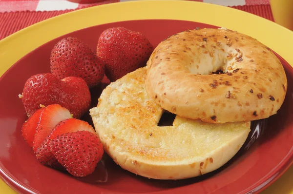 Aardbeien met een bagel — Stockfoto