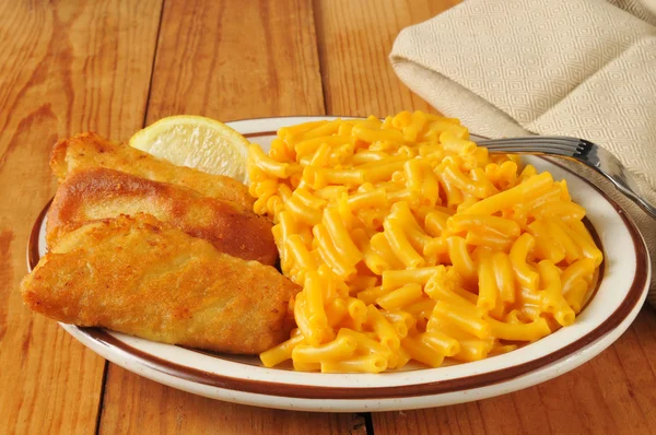 Makarna ve peynir ile balık sopa — Stok fotoğraf