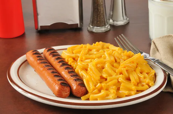 Hot dogs and macaroni and cheese — Stock Photo, Image