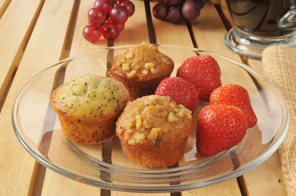 Mini-Muffins und Erdbeeren — Stockfoto