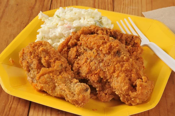 Fried chicken with coleslaw — Stock Photo, Image