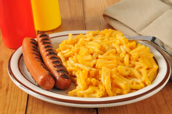 Grilled hot dogs with mac and cheese — Stock Photo, Image