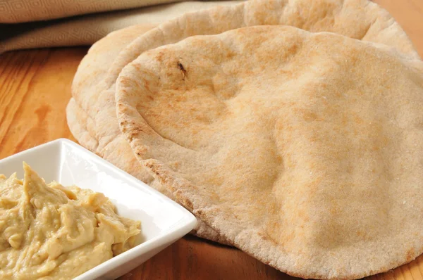 Pita ekmeği ile sarımsak humus — Stok fotoğraf