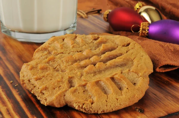 Homemade peanut butter cookies with milk on a Christmas table — Stock Photo, Image