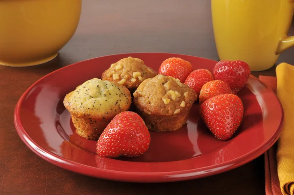 Strawberries and muffins — Stock Photo, Image