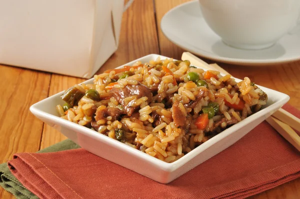 Marha-sült paprika és zöldséges sült rizs, zöldség, és egy csésze tea — Stock Fotó