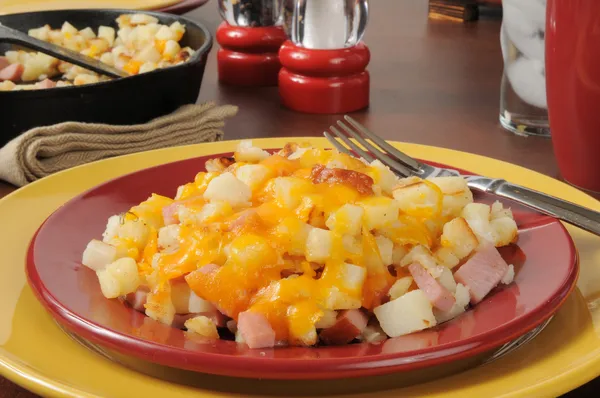 Dieced stekt potatis med ost och skinka — Stockfoto