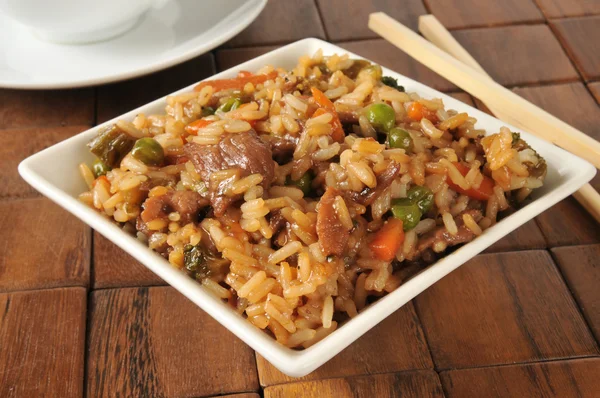 Pepper steak served with fried rice and vegetables — Stock Photo, Image