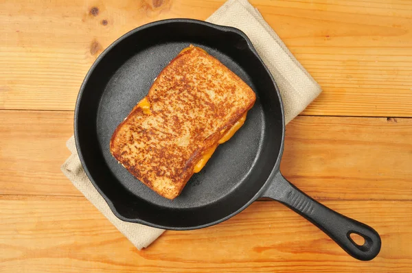 Grilled cheese sandwich in cast iron skillet — Stock Photo, Image