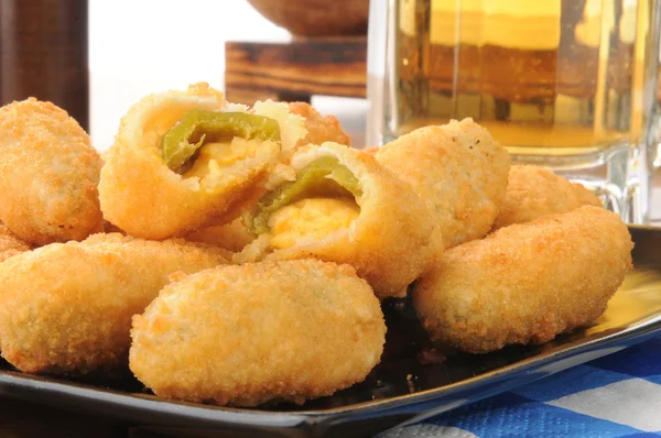 Jalapeno peynirli çubuk ve bira — Stok fotoğraf