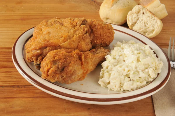 Fried chicken with coleslaw — Stock Photo, Image