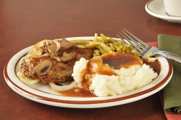 Salisbury-Steak mit Kartoffelpüree und Soße — Stockfoto