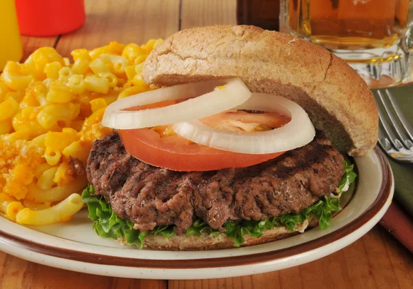 Hamburger und Bier — Stockfoto